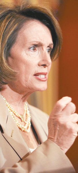 단호한 펠로시 낸시 펠로시 미국 하원의장이 2일 의회에서 기자들의 질문에 답변하고 있다. 하원은 3일 이미 상원에서 통과된 구제금융법안 수정안을 통과시켰다. 워싱턴=EPA 연합뉴스