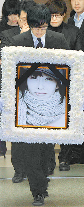 ‘시대의 연인’ 마지막 길 탤런트 최진실 씨의 영결식이 4일 오전 서울 강남구 일원동 삼성서울병원에서 열렸다. 영결식에는 유족, 동료 연예인, 일반 시민 등이 참석해 ‘시대의 연인’의 마지막 길을 눈물로 함께했다. 이훈구 기자