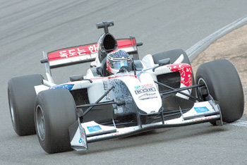 ‘독도는 한국 땅’이라는 문구를 붙인 페라리 경주차를 몰고 A1 그랑프리 대회에서 레이스를 펼치고 있는 황진우. 사진 제공 A1 팀 코리아