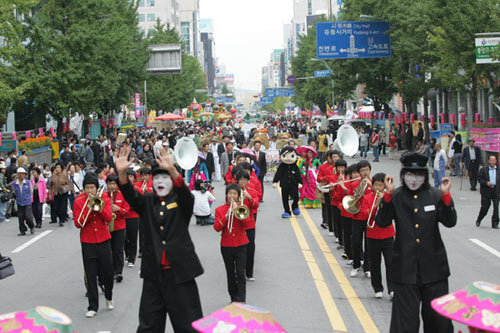 ‘충장축제’ 거리 퍼레이드 모습.