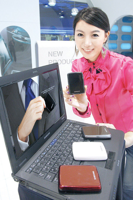 삼성전자는 6일 모바일 외장하드 S시리즈를 선보이며 휴대형 외장 하드디스크 시장에 본격 진출한다고 밝혔다. 이 제품은 수백 GB(기가바이트)의 대용량 데이터를 편리하게 저장할 수 있다. 연합뉴스