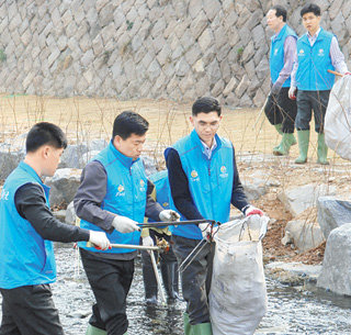 지난해 11월 2012 세계박람회를 유치한 전남 여수시민들은 매주 수요일을 ‘Clean 水 Day’로 정해 대대적인 도심 청결 활동을 벌이고 있다. 사진 제공 여수시