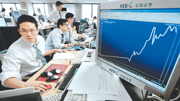 외환 딜링룸 초비상6일 서울의 한 시중은행 본점 외환 딜링룸에서 외환 딜러들이 치솟는 원-달러 환율 그래프를 확인하며 황급히 달러를 거래하고 있다. 연합뉴스