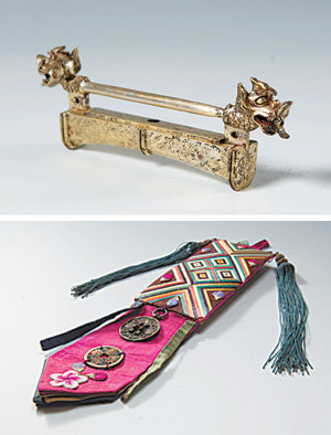 도쿄 일본민예관에서 전시 중인 고려금동자물쇠(위)와 왕골열쇠패.
