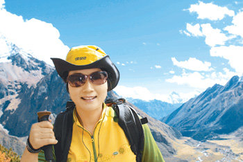 “신의 영역으로 들어갑니다.” 히말라야 8000m 14좌 가운데 하나인 마나슬루(해발 8163m) 등정에 나선 산악인 고미영 씨가 1일 해발 5100m의 베이스캠프 앞에 서 있다. 사진 제공 고미영 씨