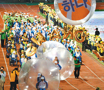 6일 광주월드컵경기장에서 열린 제28회 전국장애인체육대회 개회식에서 각 시도 선수단이 입장하고 있다. 광주=박영철기자