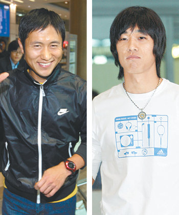 반갑습니다독일 프로축구 분데스리가 도르트문트에서 활약 중인 이영표(왼쪽)가 축구대표팀 합류를 위해 7일 귀국했다. 이영표는 15일 열리는 2010년 남아프리카공화국 월드컵 아시아지역 최종예선 아랍에미리트전에 출전할 예정. 오른쪽은 8월 프랑스 프로축구 AS 모나코에 입단한 뒤 휴가를 맞아 귀국한 박주영. 대표팀에 선발되지 못한 박주영은 12일 프랑스로 돌아갈 예정이다. 인천=연합뉴스