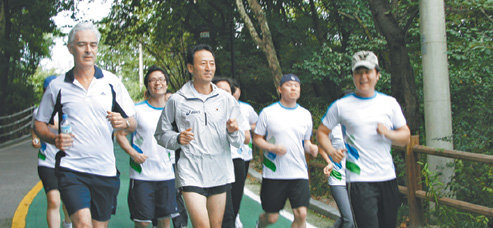하이서울마라톤 출전을 앞둔 SC제일은행 임직원들이 마라톤 코칭 프로그램에 따라 남산 길을 달리고 있다. 이 프로그램에는 데이비드 에드워즈 행장(앞줄 왼쪽)도 참가했다. 사진 제공 SC제일은행