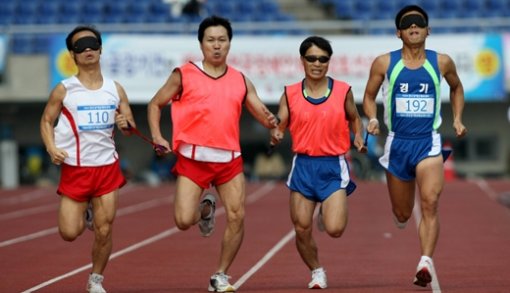 장애-비장애인 “우리는 하나”7일 광주 월드컵경기장에서 열린 전국장애인체육대회 육상 남자 800m T11 부문 예선에 출전한 선수들이 결승선을 향해 힘차게 달리고 있다. 앞을 보지 못하는 장애인과 비장애인이 한 팀을 이뤄 달리는 종목이다. 광주=연합뉴스