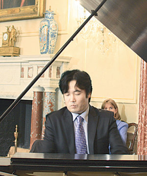 탈북 피아니스트 김철웅 씨가 6일 미국 워싱턴 국무부에서 연주를 하고 있다. 김 씨는 9일까지 미국 곳곳에서 연주회를 열어 북한인권에 대한 관심을 촉구할 예정이다. 워싱턴=연합뉴스