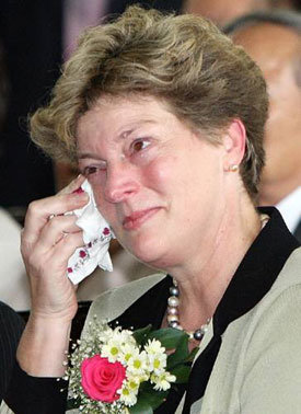 스티븐스 美 대사의 '눈물' 33년만에 예산을 찾은 캐슬린 스티븐스 주한 미국 대사가 8일 예산중학교 체육관에서 열린 환영행사에서 옛 추억이 담긴 영상자료를 보며 눈물을 흘리고 있다. [연합]