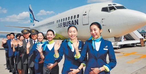 부산 지역을 기반으로 하는 항공사인 에어부산은 8일 부산 김해국제공항에서 회사 로고와 승무원 유니폼을 공개했다. 에어부산은 27일 부산∼김포 노선에 처음 취항한다. 부산=변영욱 기자