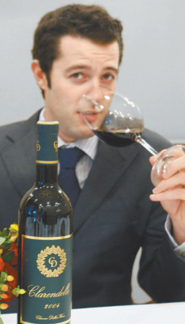 프랑스 5대 샤토 중 하나인 샤토 오브리옹이 지난해 한국에서 선보인 대중 와인 브랜드 ‘클라랑델’의 마케팅을 강화하고 있다. 클라랑델의 브랜드 대사인 주앙 모르그 씨는 “보르도 와인의 특징을 잘 살린 와인”이라고 설명했다. 사진 제공 신동와인