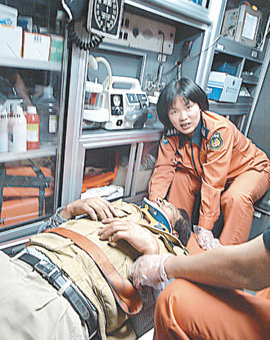 7일 오후 관악소방서 신림119안전센터 이희분 소방장이 응급차 안에서 환자를 돌보고 있다. 이 소방장은 1일 ‘최고여성소방공무원’으로 선정된 13년차 구급대원. 서울시에서는 현재 270명(전체 소방공무원의 5%가량)의 여성 소방공무원이 활동하고 있다. 장윤정 기자