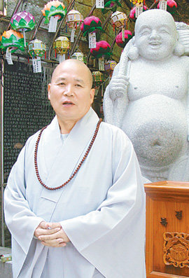108산사순례기도회를 이끄는 도선사 주지 혜자 스님이 함께 따라 웃으면 복이 온다는 도선사 포대화상 동상 앞에서 미소를 짓고 있다. 황장석  기자