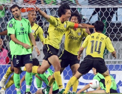 ‘골 넣는 수비수’의 환호&bsp;전남 드래곤즈의 ‘골 넣는 수비수’ 곽태휘(가운데)가 전북 현대와의 경기에서 전반 30분 선제골을 넣은 뒤 두 팔을 벌리며 환호하고 있다. 곽태휘는 이날 2골을 터뜨려 팀의 3-1 승리를 이끌었다. 전주=연합뉴스