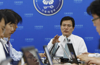 “외신 보도는 잘못” 단호한 정부 7일 최종구 기획재정부 국제금융국장이 정부과천청사에서 기자브리핑을 갖고 환율 급등에 대해 설명하고 있다. 최 국장은 이 자리에서 “일부 외신의 잘못되고 과장된 보도가 환율을 더욱 불안하게 하는 요인”이라며 “앞으로 적극 대처하겠다”고 말했다. 과천=이훈구 기자