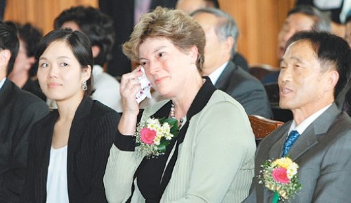 눈가에 이슬 맺힌 ‘심은경 선생님’ 캐슬린 스티븐스 주한 미국대사(가운데)가 8일 33년 전 자신이 영어를 가르쳤던 충남 예산군의 예산중학교를 찾았다. 이날 환영행사에서 추억이 담긴 영상자료를 보던 스티븐스 대사가 감정이 북받친 듯 눈물을 훔치고 있다. 예산=연합뉴스