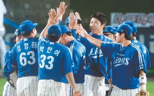 사자 먼저 웃었다 삼성 선수들이 8일 롯데와의 준플레이오프 1차전에서 12-3의 대승을 거둔 뒤 하이파이브를 하며 환호하고 있다. 부산=연합뉴스