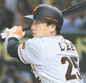 중요한 순간에 한방 요미우리 이승엽이 한신과의 홈경기에서 0-0이던 3회 1사 만루에서 상대 선발 안도 유야로부터 2타점 2루타를 뽑아내고 있다. 도쿄=교도 연합뉴스