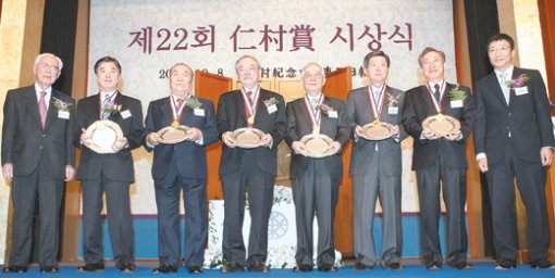 8일 오후 서울 중구 롯데호텔에서 열린 제22회 인촌상 시상식에서 수상자 등이 기념 촬영을 하고 있다. 왼쪽부터 현승종 인촌기념회 이사장, 정진석 한국외국어대 명예교수(언론 출판), 이훈동 조선내화 명예회장(특별), 서남표 KAIST 총장(교육), 차하순 서강대 명예교수(인문사회문학), 허영섭 녹십자 대표이사 회장(산업기술), 국양 서울대 교수(자연과학), 김재호 동아일보 사장. 김미옥 기자