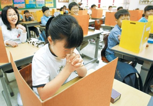 긴장되는 시험 국가 수준 기초학력 진단평가가 치러진 8일 서울 서대문구 미근동 미동초등학교에서 3학년생들이 시험문제지가 배부되기를 기다리고 있다. 전국에서 치러진 이날 진단평가는 순조롭게 끝났다. 김재명 기자