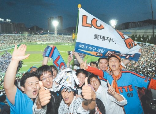 사직구장은 ‘용광로’ 부산 갈매기들의 함성, “롯데 이겨라!” 8일 부산 사직야구장에선 8년 만에 프로야구 포스트 시즌에 진출한 롯데의 경기가 열렸다. 이날 롯데-삼성전 내내 사직야구장은 롯데 팬들의 열기로 뜨겁게 달아올랐다. 부산=최재호 기자