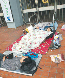 준플레이오프 경기 표를 사기 위해 사직야구장 입구에서 잠을 자고 있는 롯데 팬들. 부산=최재호 기자