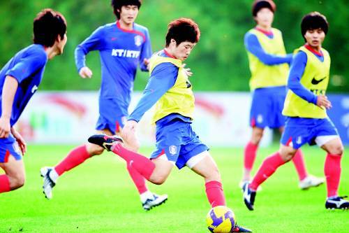 ‘대형 엔진’ 박지성(가운데)이 9일 경기 파주시 축구대표팀트레이닝센터(NFC)에서 축구대표팀 자체 훈련경기에서 날렵한 자세로 슈팅을 날리고 있다.[연합]