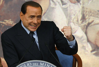 伊 “은행예금 보장”실비오 베를루스코니 이탈리아 총리가 8일 기자회견에서 “이탈리아 은행들은 튼튼하다”고 강조하고 있다. 이탈리아 정부는 이날 은행예금을 최대 10만3000유로까지 보장하기로 했다. 로마=로이터 연합뉴스