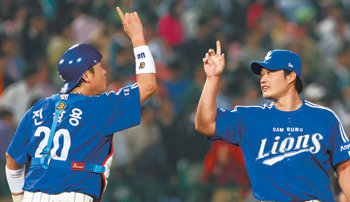 “또 이겼어”삼성 포수 진갑용(왼쪽)과 마무리 오승환이 9일 사직구장에서 열린 롯데와의 준플레이오프 2차전에서 4-3으로 이긴 뒤 손가락을 들어보이며 승리의 세리머니를 하고 있다. 부산=연합뉴스