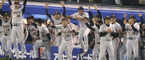 요미우리 선수들이 야쿠르트를 3-1로 이기고 2년 연속 센트럴리그 우승을 확정한 뒤 더그아웃을 뛰쳐나오며 환호하고 있다. 이승엽은 4타수 2안타 1득점으로 활약하며 팀의 우승에 힘을 보탰다. 도쿄=교도 연합뉴스