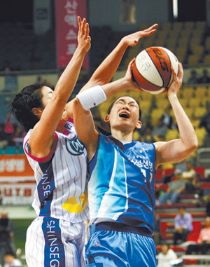 삼성생명 박정은(오른쪽)이 신세계 김지윤의 밀착 수비를 피해 슛을 시도하고 있다. 부천=연합뉴스