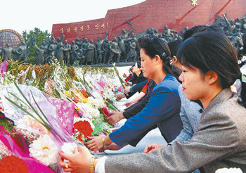 10일 조선노동당 창건일을 맞아 평양 주민들이 만수대 언덕에 세워진 김일성 주석 동상을 참배하고 있다. 연합뉴스
