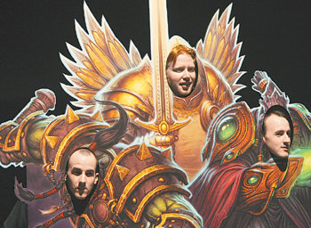 ‘블리즈컨 2008’ 참가자들이 10일 ‘월드오브워크래프트’ 캐릭터 판에 얼굴을 내밀고 기념 촬영을 하고 있다. 애너하임=로이터 연합뉴스