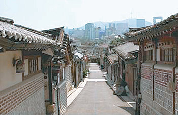 처마를 맞댄 한옥, 고즈넉한 골목길 풍경이 아름답고 정겨운 서울 종로구 가회동 31 일대 오르막길의 ‘북촌 6경’. 사진 제공 서울시