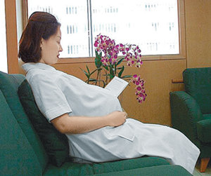 임신부가 요통을 예방하기 위해서는 소파에 앉을 때 엉덩이를 깊숙히 넣고 등이 곧게 펴지도록 해야 한다. 동아일보 자료 사진