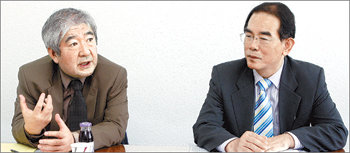 아시아인문학자대회에 참석한 미국 코넬대 사카이 나오키 교수(왼쪽)와 성태용 한국학술진흥재단 인문학단장이 인문학의 위기와 해법에 대해 이야기를 나누고 있다. 변영욱 기자