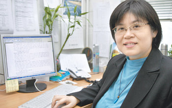 나은진 교수가 10일 서울 이화여대 연구실에서 컴퓨터 화면으로 사이버소설 한 편을 보여주며 사이버소설과 한국문학의 전통성에 대해 설명하고 있다. 김경제  기자