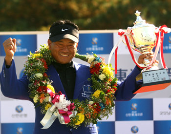 국내외에서 통산 23승을 거두는 동안 단 한 차례도 대회 2연패를 이룬 적이 없던 최경주가 신한동해오픈에서 처음으로 2년 연속 우승한 뒤 활짝 웃고 있다. 사진 제공 KPGA