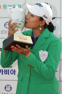 2008 가비아 인터불고 마스터스에서 올 시즌 4승째를 거둔 서희경(하이트)이 우승 트로피에 입을 맞추고 있다. 사진 제공 KLPGA