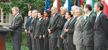 백악관에 모인 G7 재무장관조지 W 부시 미국 대통령이 11일 백악관 로즈가든에서 선진 7개국 재무장관들이 배석한 가운데 금융위기에 대해 연설하고 있다. 선진 7개국은 전세계를 위협하는 금융위기를 해결하기 위해 모든 노력을 기울이기로 합의했으나 구체적인 국제공조 방안에 대해서는 언급하지 않았다. 워싱턴=EPA 연합뉴스