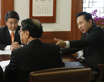 이명박 대통령(오른쪽)이 11일 청와대 집무실에서 정정길 대통령실장, 이동관 대변인 등과 함께 13일 오전에 방송되는 첫 라디오 연설과 관련한 회의를 하고 있다. 이종승 기자