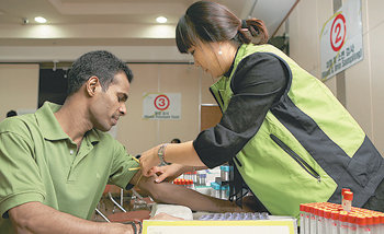 외국인 근로자에게 건강검진을 해주고 있는 대한간학회 의료진. 사진 제공 대한간학회