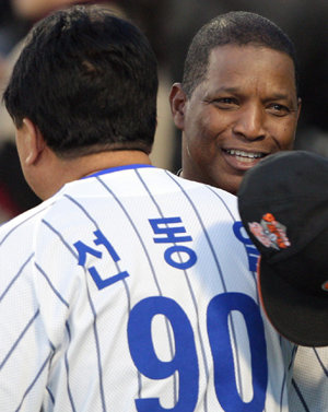 “축하해요 SUN”제리 로이스터 롯데 감독(오른쪽)이 11일 대구구장에서 플레이오프 진출을 확정지은 선동렬 삼성 감독을 축하해 주고 있다. 대구=연합뉴스