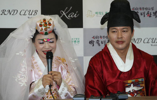 박근령-신동욱 교수 백년가약 박정희 전 대통령의 차녀 박근령씨가 13일 오후 여의도 웨딩컨벤션에서 열린 결혼식에 앞서 기자회견을 갖고 소감을 밝히고 있다.[연합]