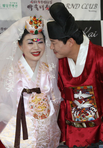 박정희 전 대통령의 차녀 박근령씨와 신동욱 백석문화대 광고마케팅학부 교수가 13일 여의도 웨딩컨벤션에서 열린 결혼식에 앞서 포즈를 취하고 있다. [연합]