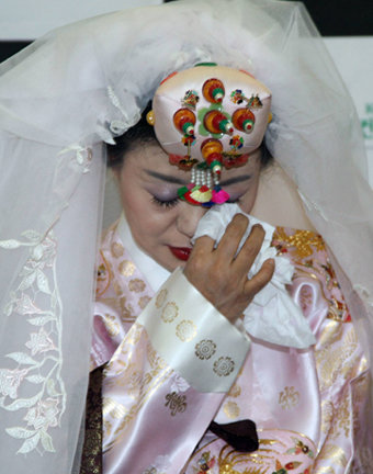 박근령-신동욱 교수 백년가약박정희 전 대통령의 차녀 박근령씨가 13일 오후 여의도 웨딩컨벤션에서 열린 결혼식에 앞선 기자회견 도중 눈물을 닦고 있다.[연합]