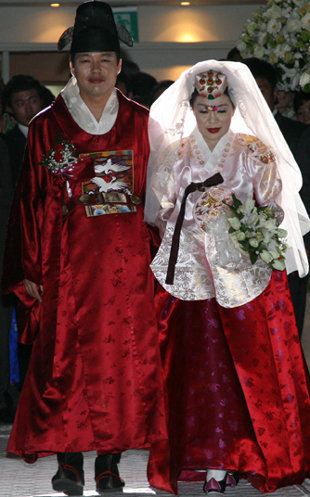 박근령-신동욱 교수 백년가약박정희 전 대통령의 차녀 박근령씨와 신동욱 백석문화대 광고마케팅학부 교수가 13일 여의도 웨딩컨벤션에서 결혼식을 올리고 있다.[연합]