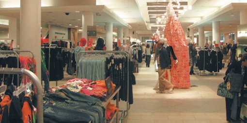 미국 뉴욕 맨해튼 미드타운에 있는 메이시스 백화점의 2층 여성 캐주얼 매장. 퇴근하는 뉴요커가 몰릴 9일 오후 6시경(현지 시간)이었지만 손님이 거의 없다. 메이시스 백화점은 뉴요커 및 관광객들의 눈길을 사로잡기 위해 측면에 ‘세상에서 가장 큰 가게’라는 플래카드를 걸었다(아래). 뉴욕=박형준 기자